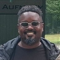 Stefan Senfuma lächelt freundlich in die Kamera Stefan Senfuma lächelt freundlich in die Kamera