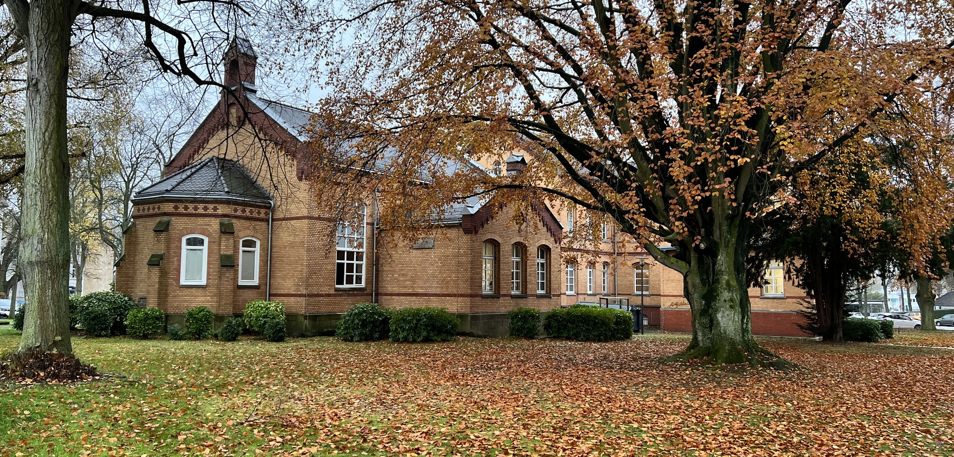 Das Verwaltungsgebäude, rückwärtige Ansicht im Herbst