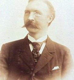 Dr. Gerhard Backenköhler. Erster Direktor der Klinik.